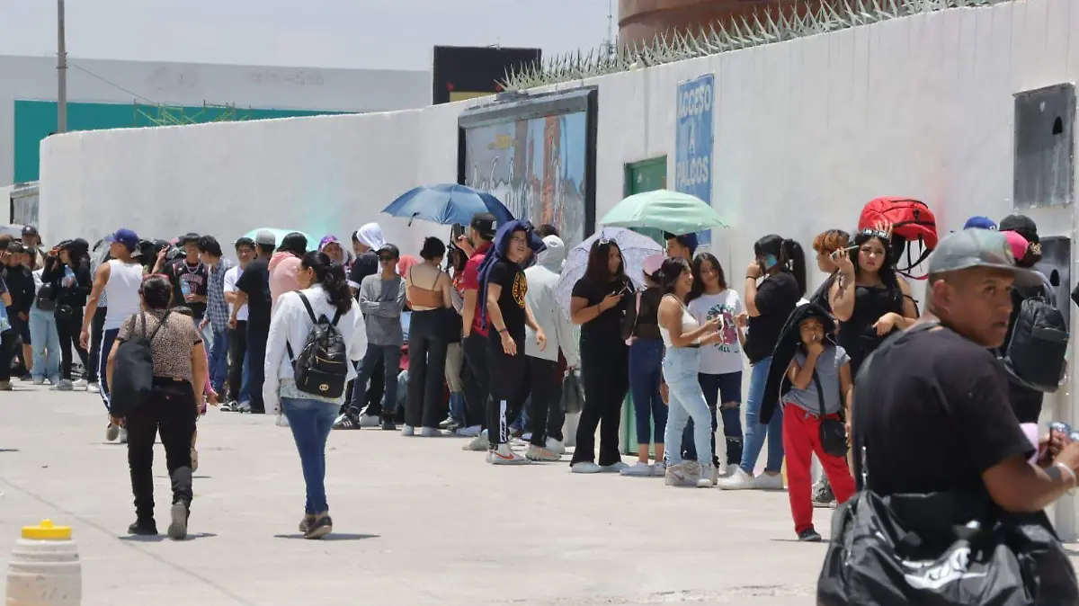 fila para ingresar al foro teatro del pueblo